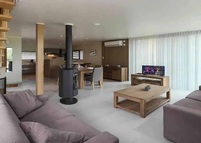 Villa Lakeside With Sauna